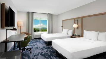 房內夾萬、書桌、手提電腦工作空間、遮光窗簾/窗簾