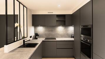 Kjøleskap, mikrobølgeovn, ovn og kokeplater