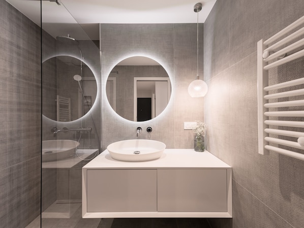 Shower, free toiletries, hair dryer, towels