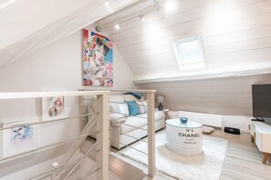 TV, stereo - K2, Annecy Rent Lodge  duplex de deux chambres doubles entièrement rénové (Annecy)