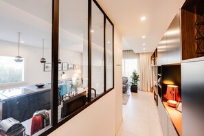 ثلاجة، ميكروويف، فرن، موقد طهي مسطح