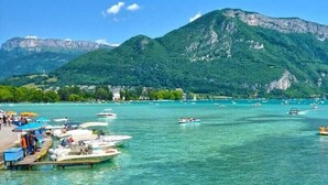 A lake with boats, a dock, and mountains in the background. - APPALACHES, Annecy Rent Lodge (Annecy)