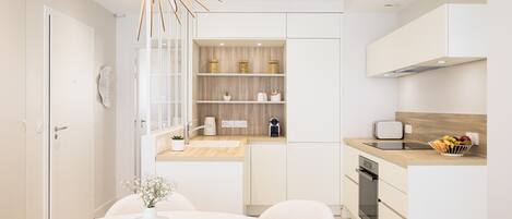 Kylskåp, mikrovågsugn, ugn och spishäll