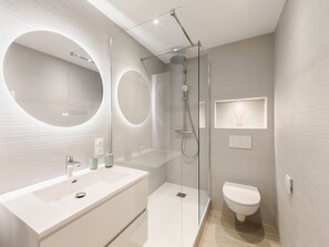 Douche, articles de toilette gratuits, sèche-cheveux
