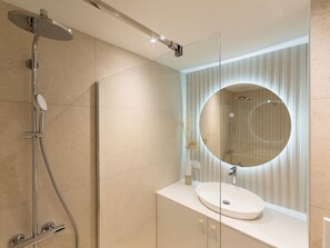 Dusj, hårføner og håndklær