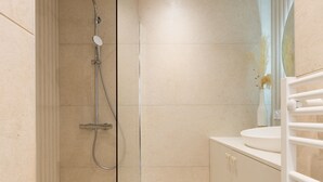 تجهيزات دش، مجففات شعر، مناشف
