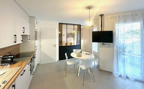 Een koelkast, een microgolfoven, een oven, een kookplaat