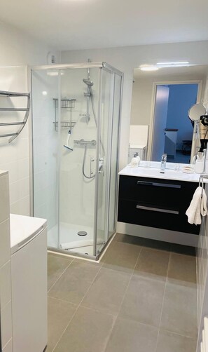 Shower, free toiletries, hair dryer, towels - Le Quartz Tresum, in a modern residence near the lake, garage included (Annecy)