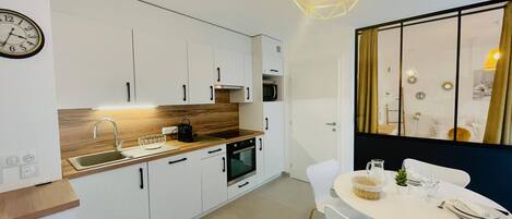 Refrigerador, microondas, horno, placa de cocina