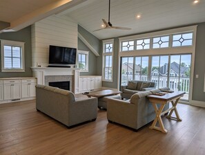 Smart-tv och eldstad