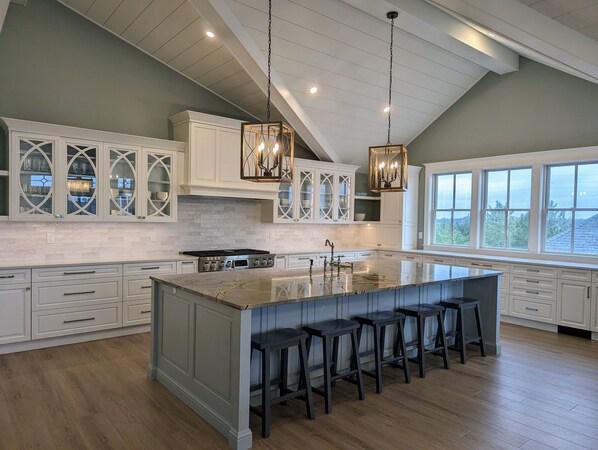 Kylskåp, mikrovågsugn, ugn och spishäll