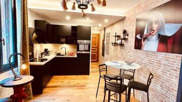 Geladeira, micro-ondas, fogão, cooktop