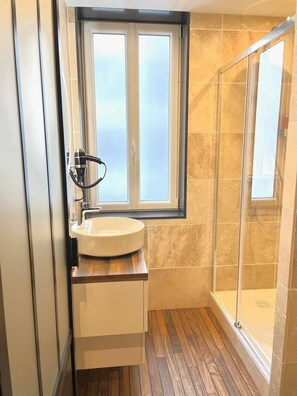Shower, hair dryer, towels