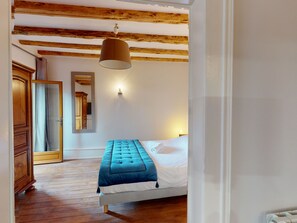 2 bedrooms, iron/ironing board, travel cot, WiFi