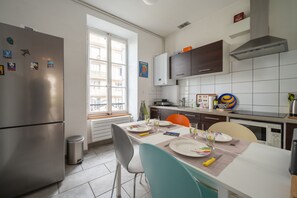 Fridge, microwave, oven, stovetop - Le Cosy d'Aléry - Charming 3 room apartment near downtown (Annecy)