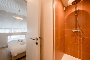Regadera, amenidades de baño gratuitas, secadora de cabello, toallas 