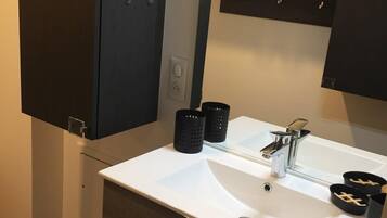 Douche, articles de toilette gratuits, sèche-cheveux