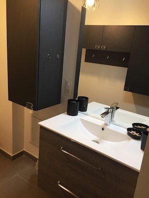Shower, free toiletries, hair dryer, towels