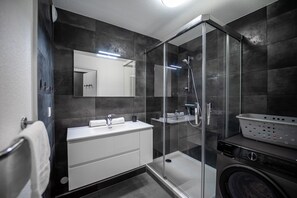 Dusche, Haartrockner, Handtücher