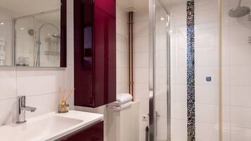 Regadera, secadora de cabello, toallas