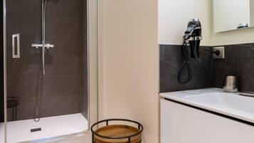 Douche, sèche-cheveux, serviettes fournies