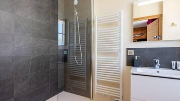 Douche, sĂšche-cheveux, serviettes fournies