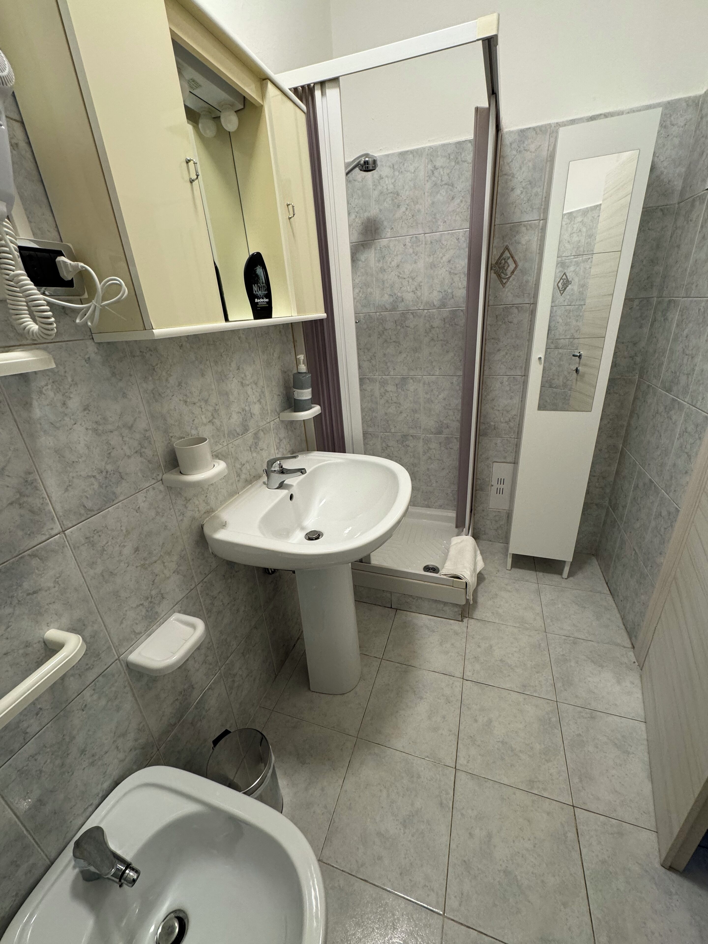 Asciugacapelli, bidet, asciugamani, sapone