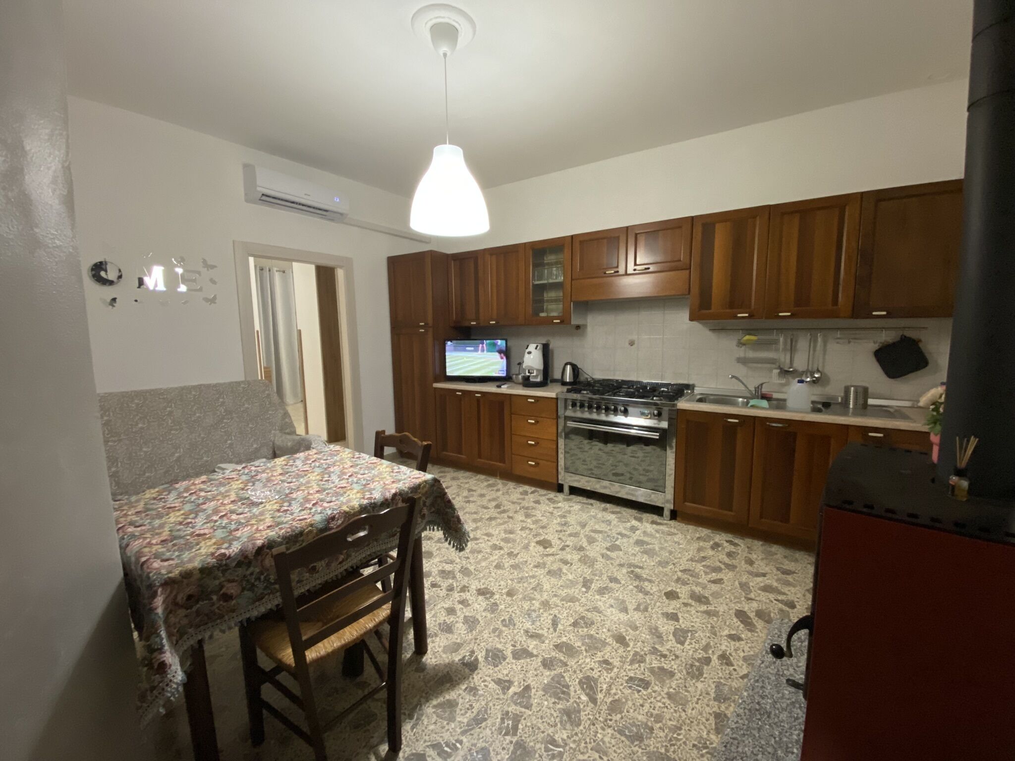 Frigorifero, forno, bollitore elettrico, pentole/stoviglie/utensili