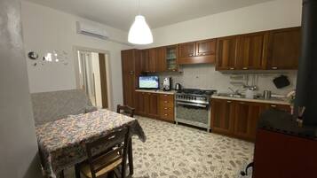 Frigorifero, forno, bollitore elettrico, pentole/stoviglie/utensili