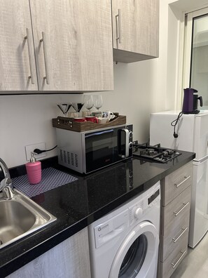 Kjøleskap, mikrobølgeovn, kokeplater og vannkoker