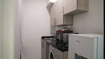 Geladeira, micro-ondas, cooktop, chaleira elétrica