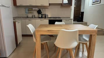 Frigorifero, forno, piano cottura, lavastoviglie