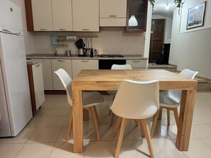 Fridge, oven, stovetop, dishwasher