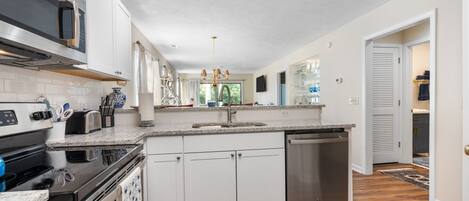 冷蔵庫、電子レンジ、オーブン、コンロ