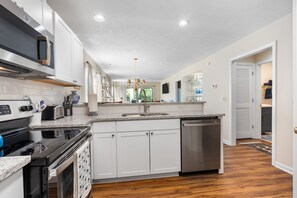 ثلاجة، ميكروويف، فرن، موقد طهي مسطح