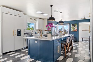 Mikrowelle, Geschirrspüler, Wasserkocher mit Kaffee-/Teezubehör, Toaster