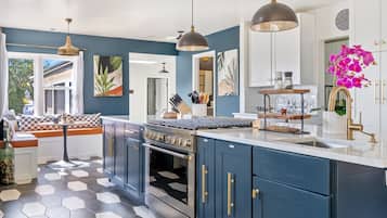 Microwave, dishwasher, coffee/tea maker, toaster