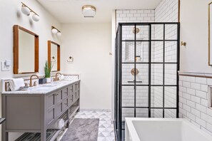 Ensemble baignoire-douche, séchoir à cheveux