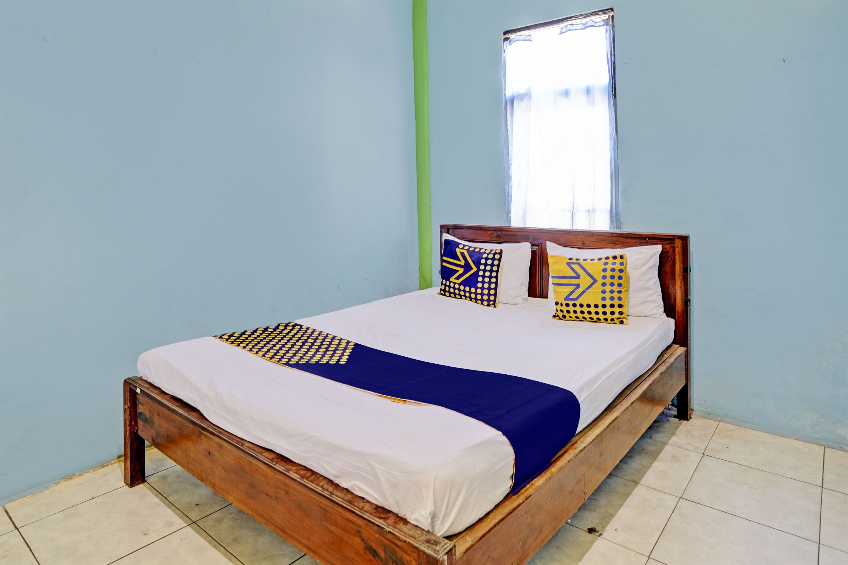 Economy Double Room | Laptop workspace, bed sheets