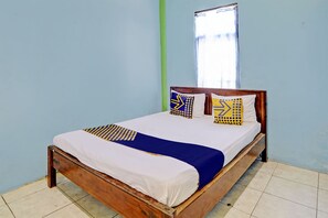 Habitación doble económica | Espacio para trabajar con laptop y ropa de cama 