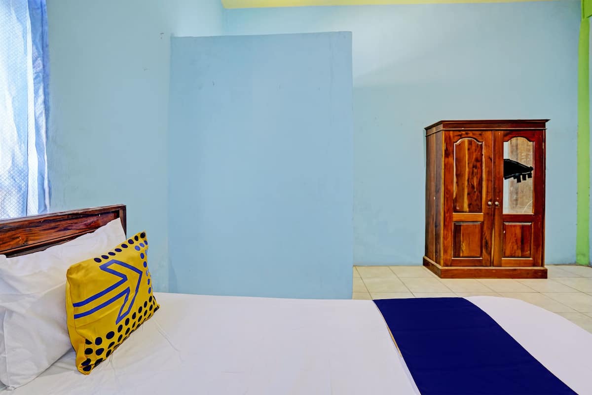 Economy Double Room | Laptop workspace, bed sheets