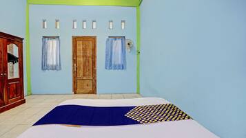 Habitación doble económica | Espacio para trabajar con laptop y ropa de cama