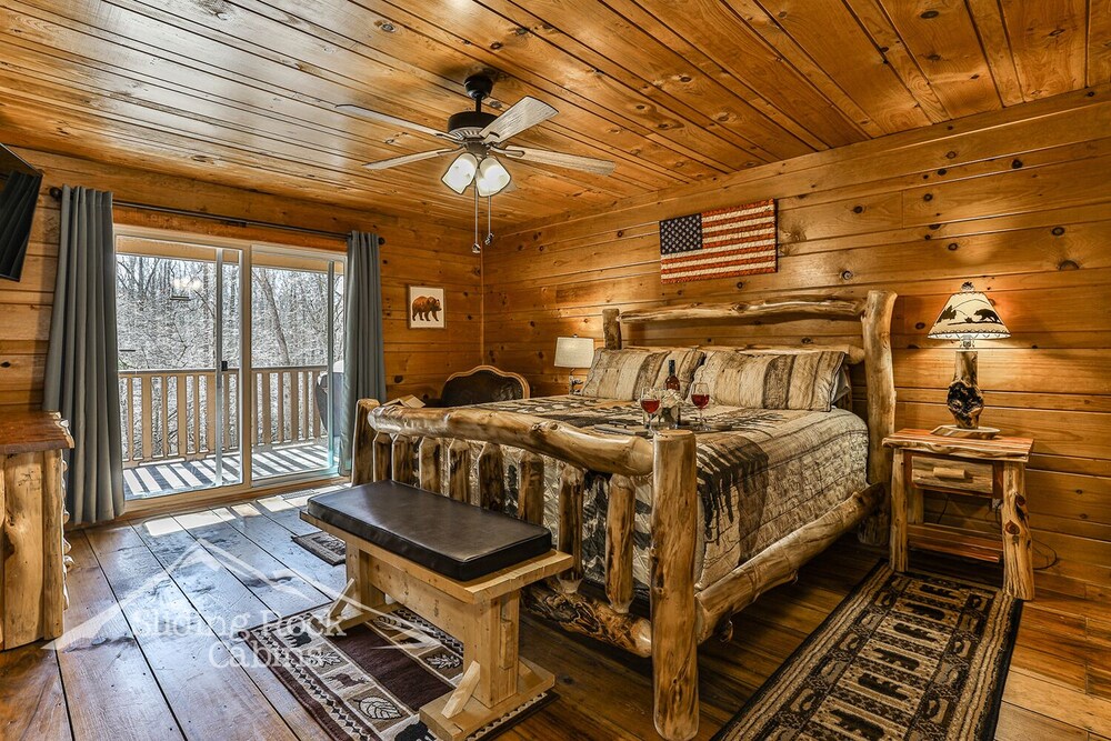 Creekfront, hot tub, 2/2 5 acres of privacy, pet friendly, fenced yard Gilmer County Vrbo