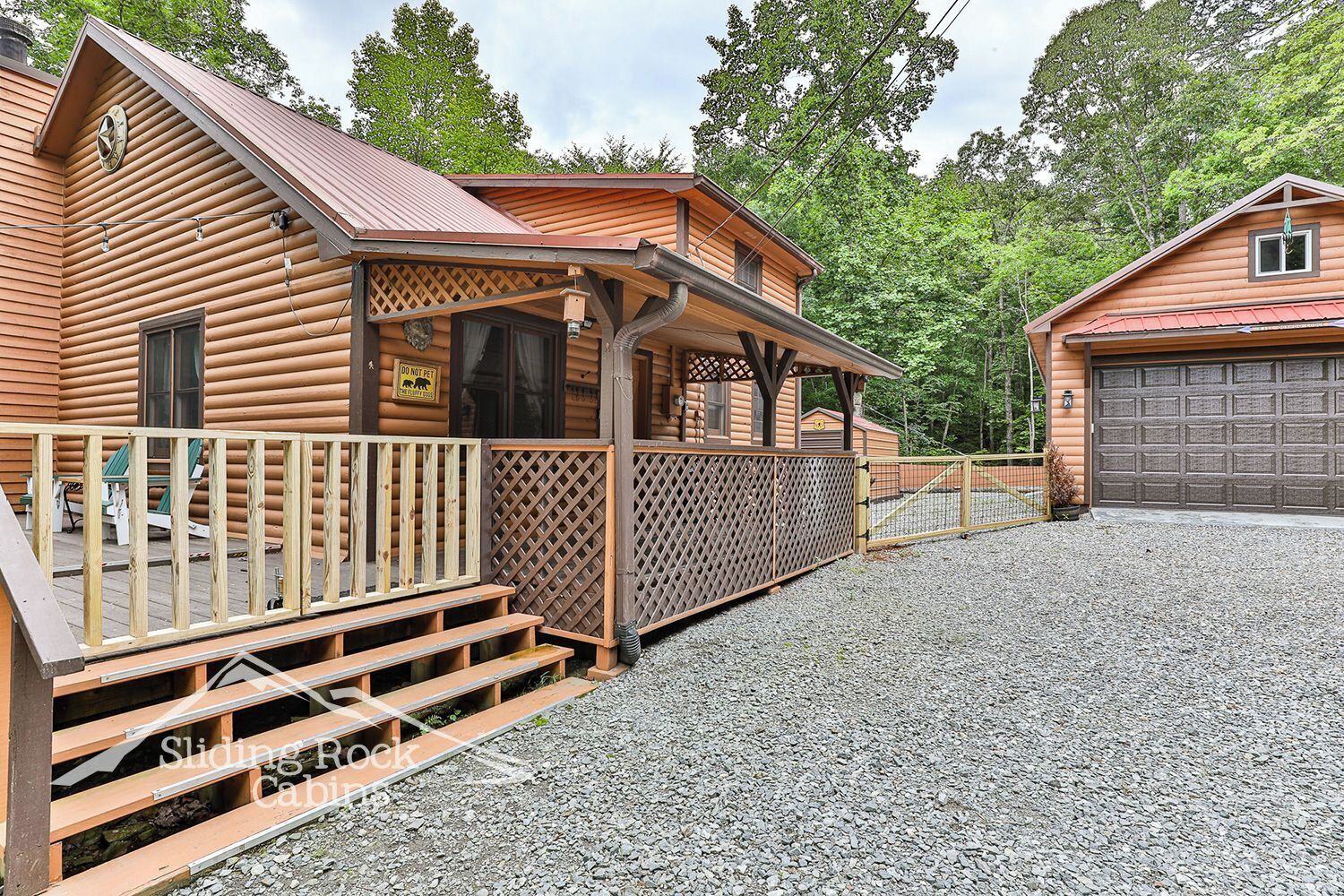 Creekfront, hot tub, 2/2  5 acres of privacy, pet friendly, fenced yard