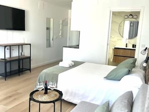 1 slaapkamer, een strijkplank/strijkijzer, internet, beddengoed