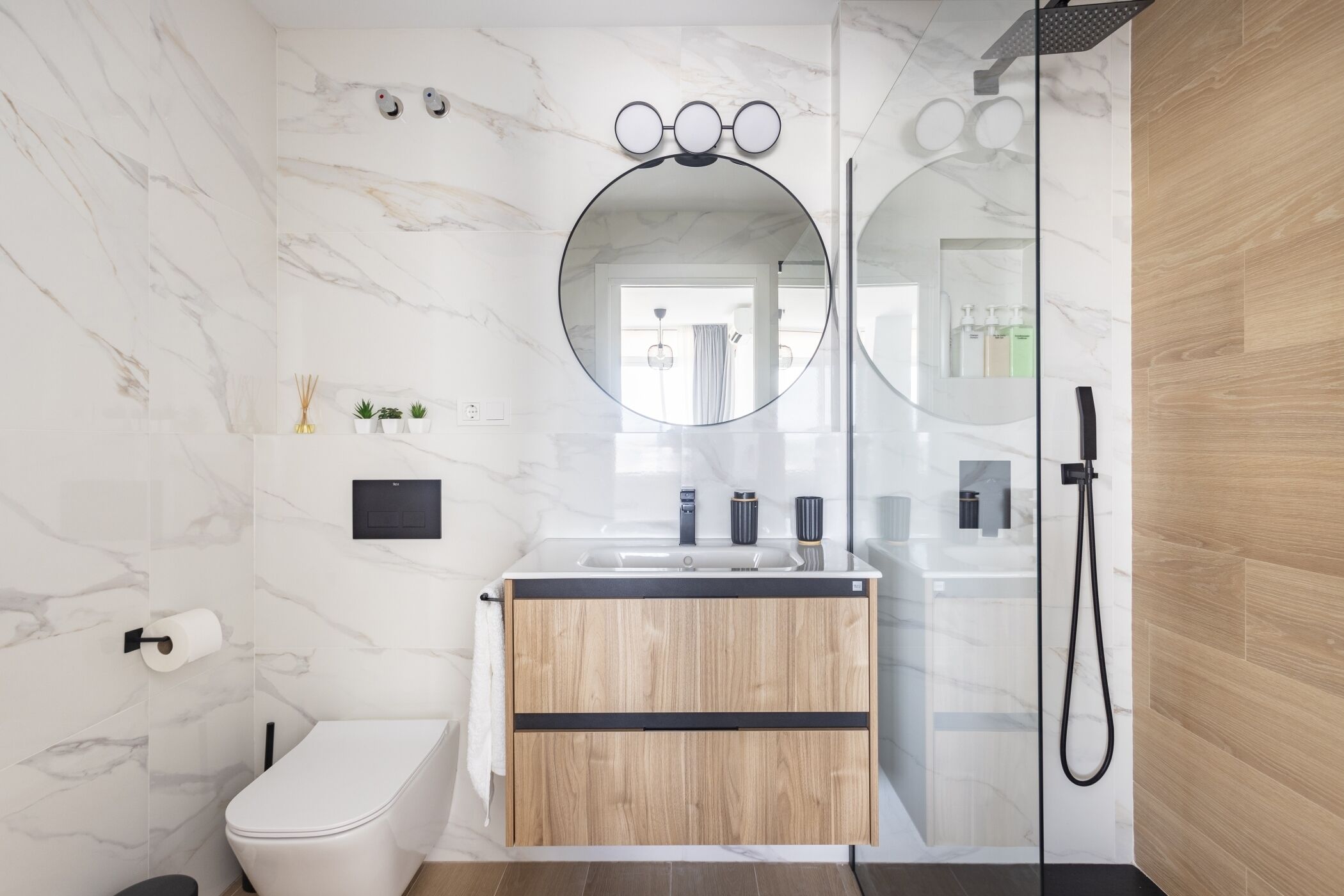 Een haardroger, handdoeken, shampoo