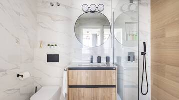 Een haardroger, handdoeken, shampoo