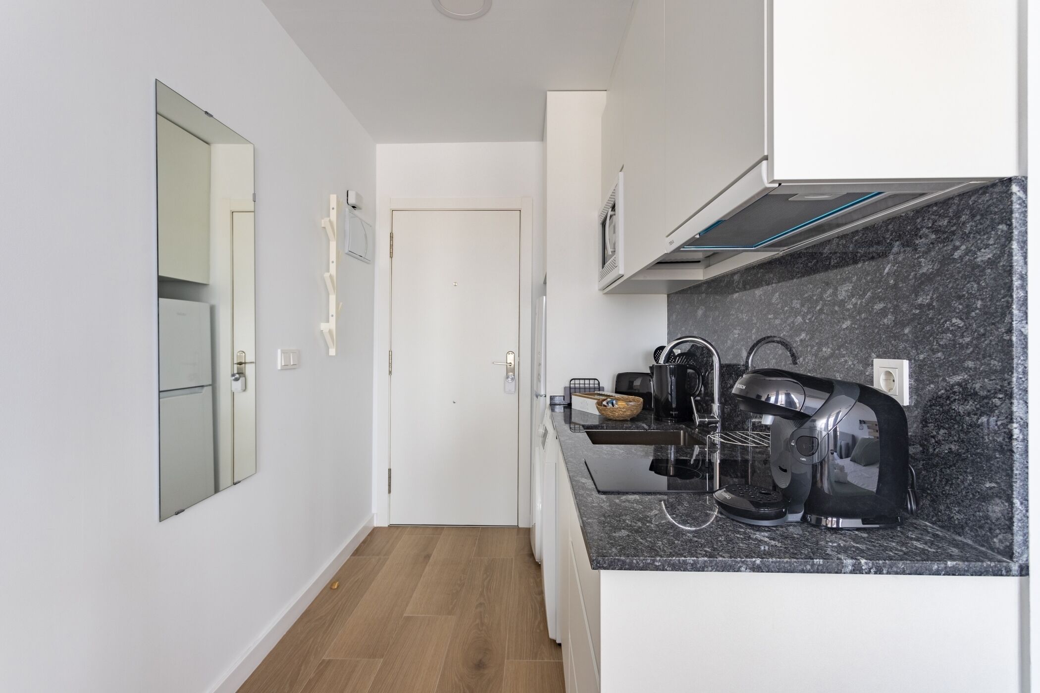 Een koelkast, een microgolfoven, een koffiezetapparaat/waterkoker