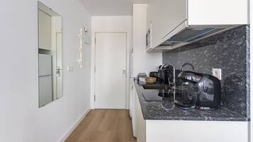 Een koelkast, een microgolfoven, een koffiezetapparaat/waterkoker