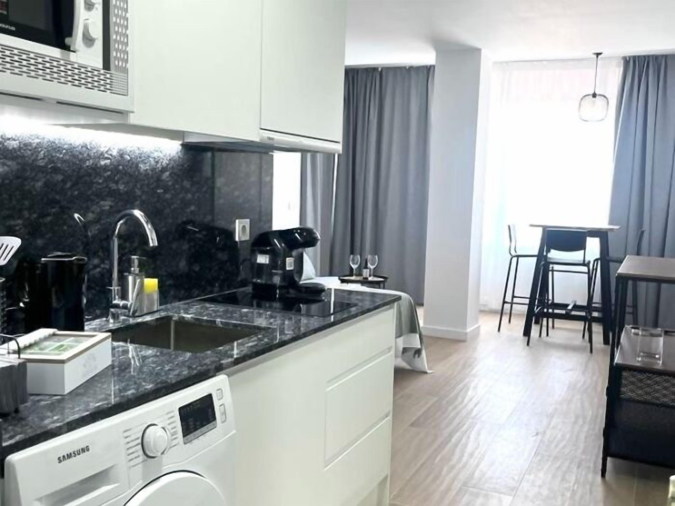 Kühlschrank, Mikrowelle, Wasserkocher mit Kaffee-/Teezubehör, Toaster